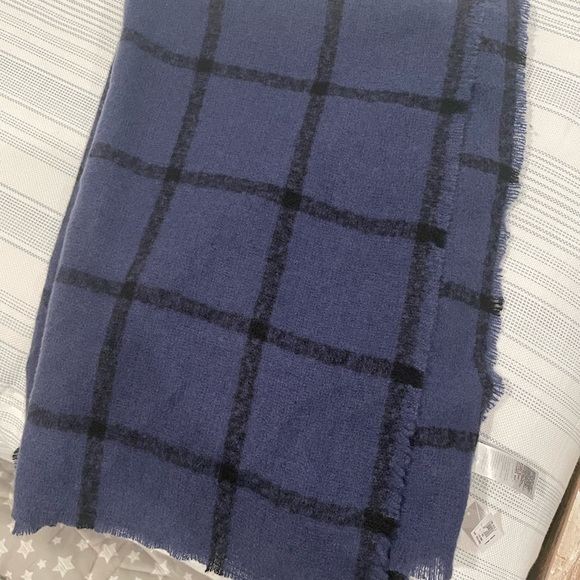 Blanket Scarf Old Navy - Picture 2 of 2